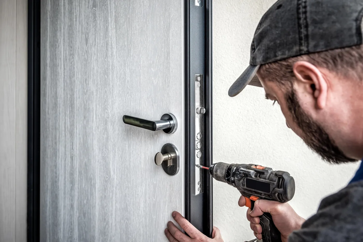 Porte d'entrée pavillonnaire blindée à Garches équipée d'une serrure multipoints A2P